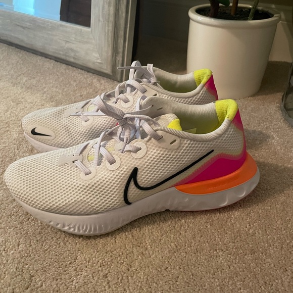 Nike Renew athletic shoe - Picture 3 of 4